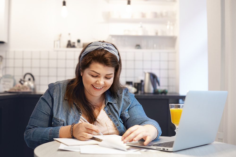 mujer adulta estudiando online