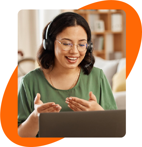 Profesora de inglés guiando una clase de pronunciación en línea