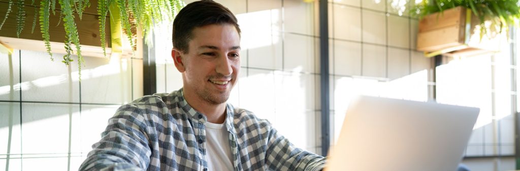 hombre de 35 años aprendiendo ingles online