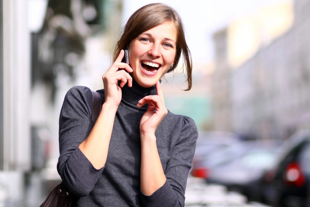 Mujer hablando por telefono